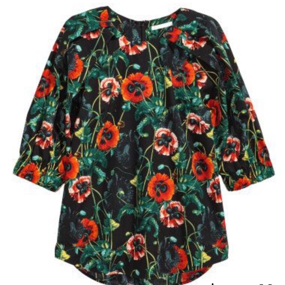 H&M Tops - 💥2/18💥H&M Black Multi-Color Floral Puffy Sleeve